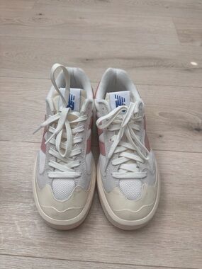 New Balance Women's White and Pink Athletic Sneakers